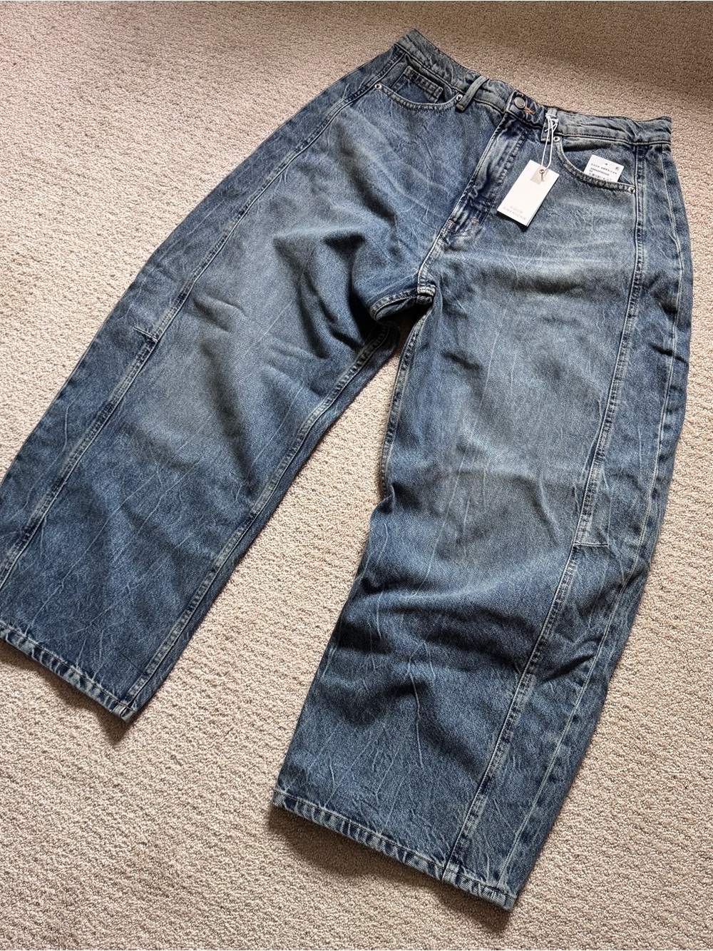 Good American Wide Leg Flared Jeans in Medium Blue - Picture 4 of 7